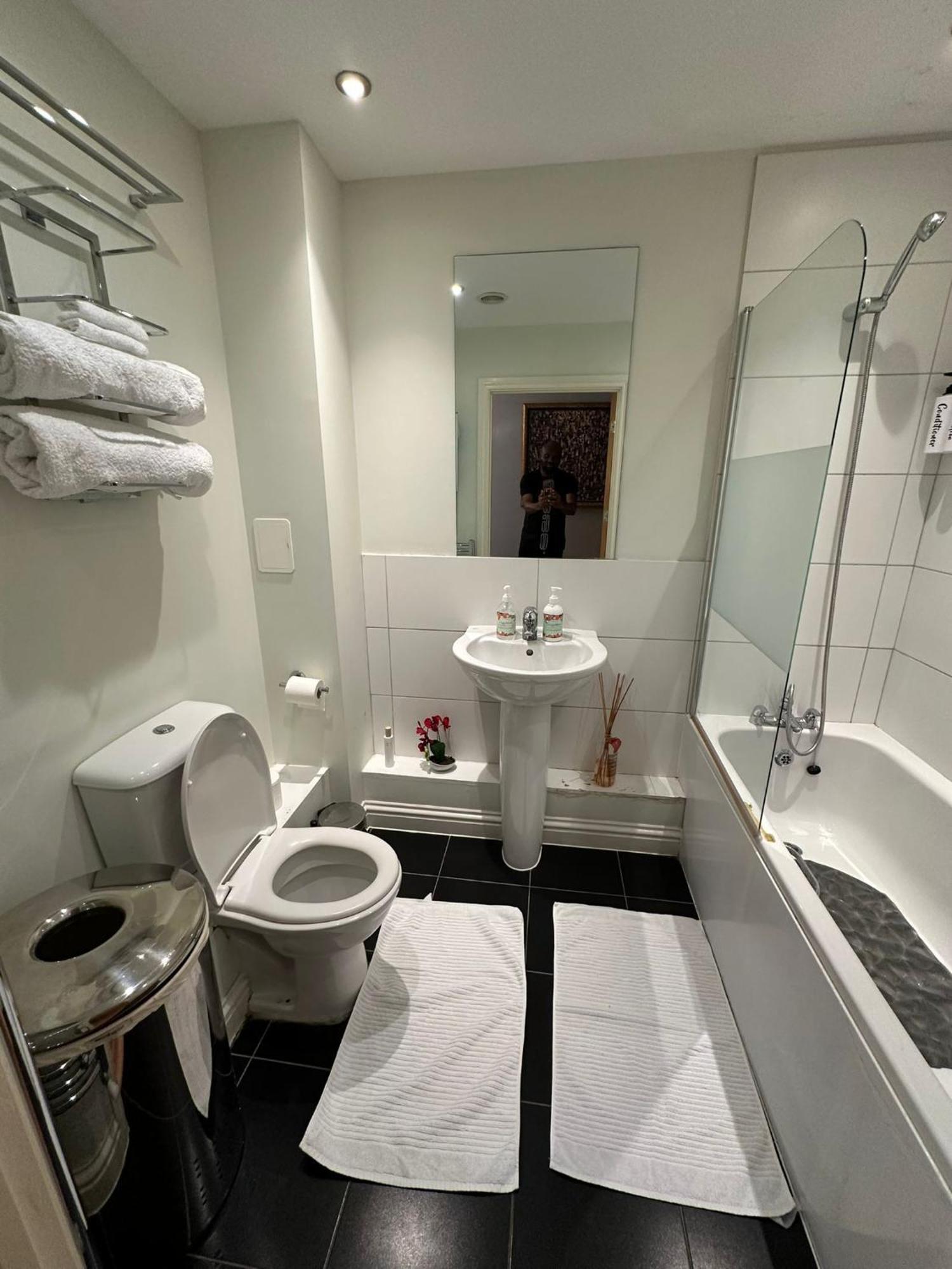 Tony'S Court Beautifully Furnished 2 Bedrooms Apartment Edgware Exteriör bild